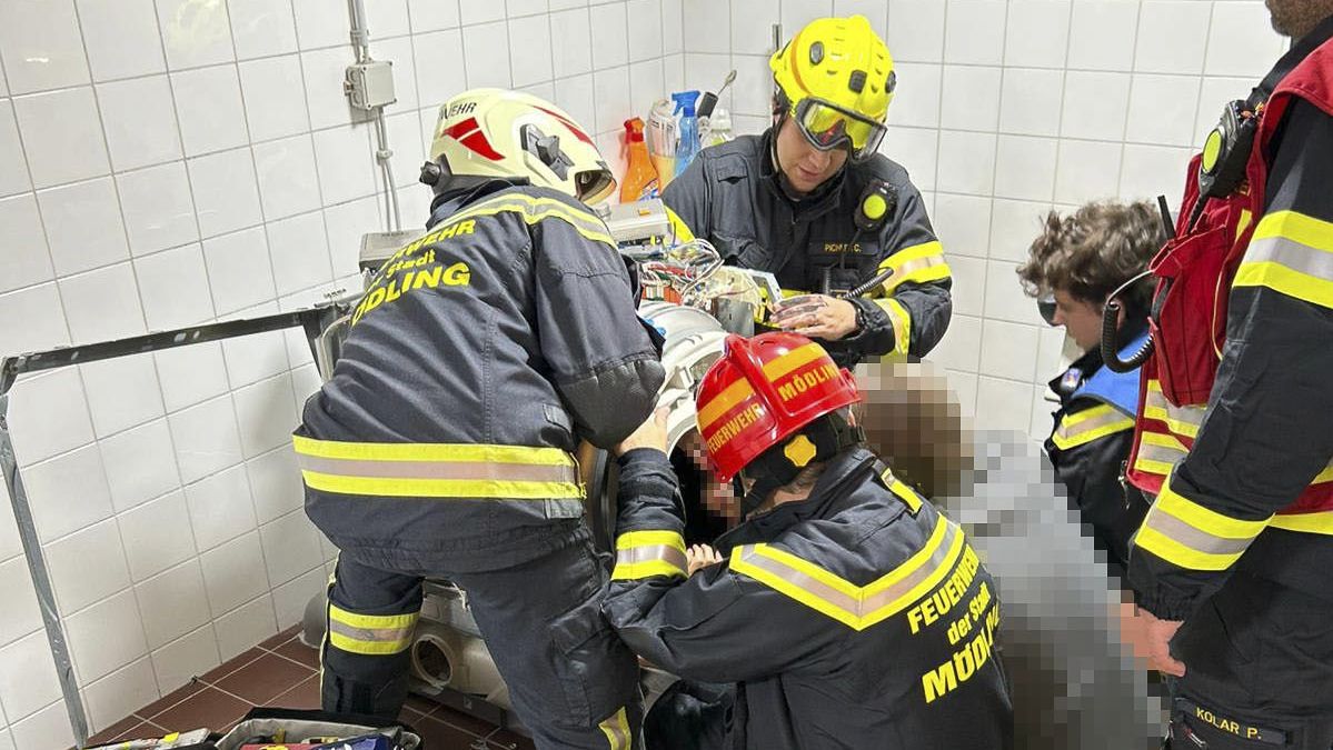 Třináctiletá dívka v Rakousku vlezla do sušičky na prádlo. Vyprostit ji muselo 18 hasičů